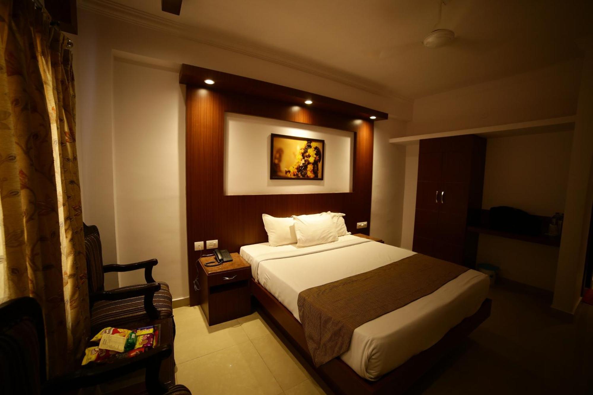 The Vyshakh Hotel Guruvayur Bagian luar foto