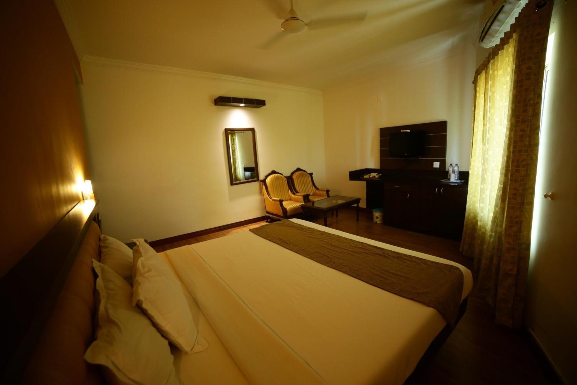 The Vyshakh Hotel Guruvayur Bagian luar foto