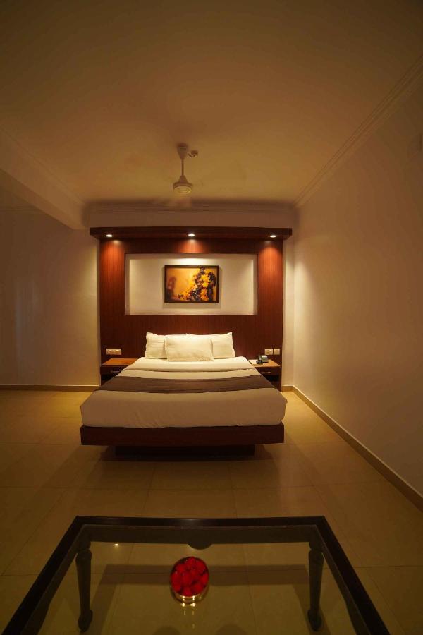The Vyshakh Hotel Guruvayur Bagian luar foto
