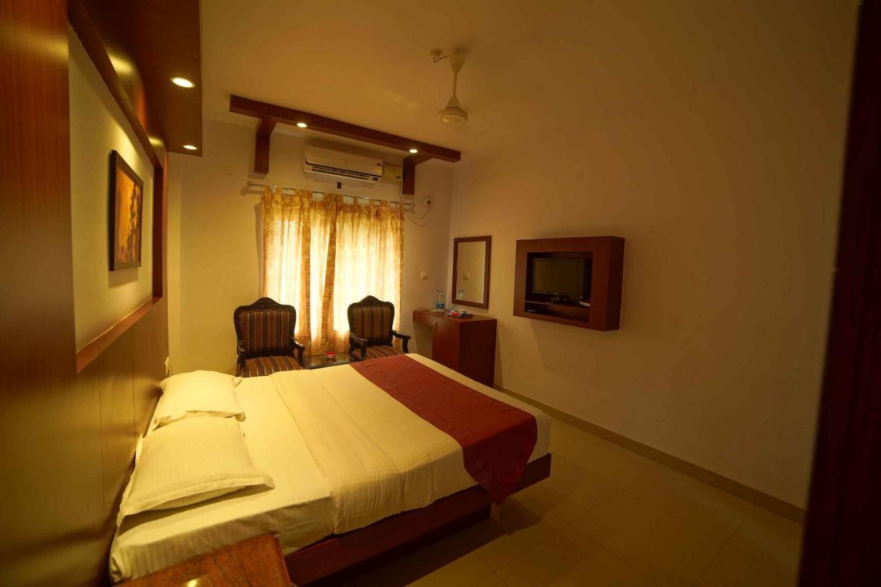 The Vyshakh Hotel Guruvayur Bagian luar foto