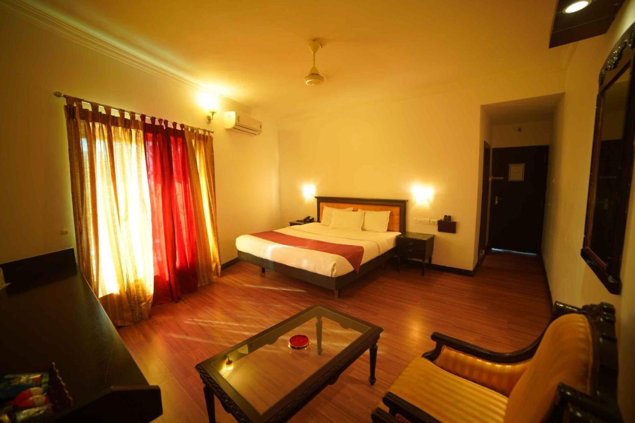 The Vyshakh Hotel Guruvayur Bagian luar foto