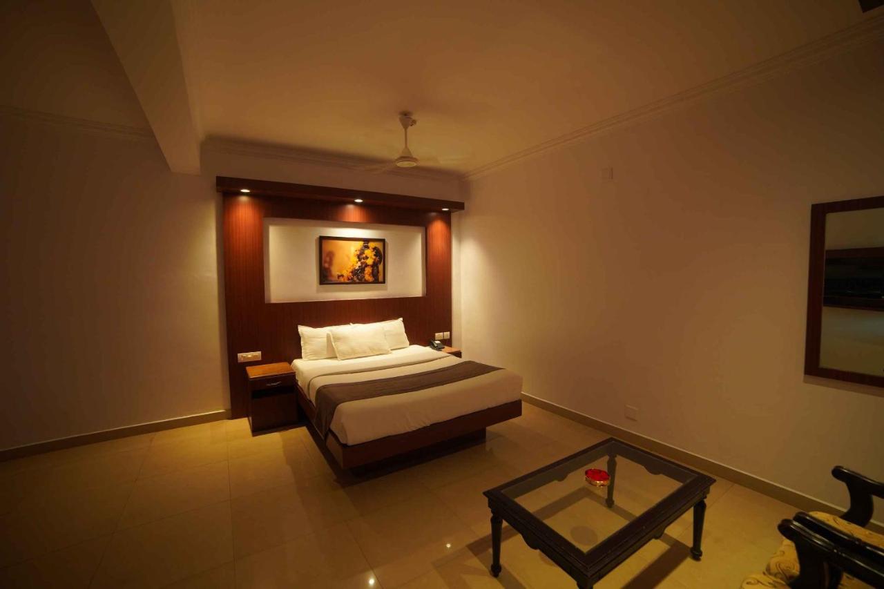 The Vyshakh Hotel Guruvayur Bagian luar foto