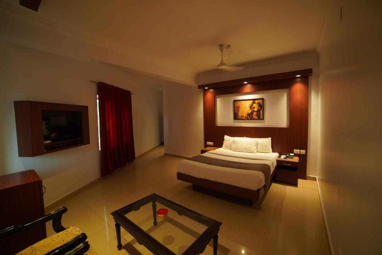 The Vyshakh Hotel Guruvayur Bagian luar foto