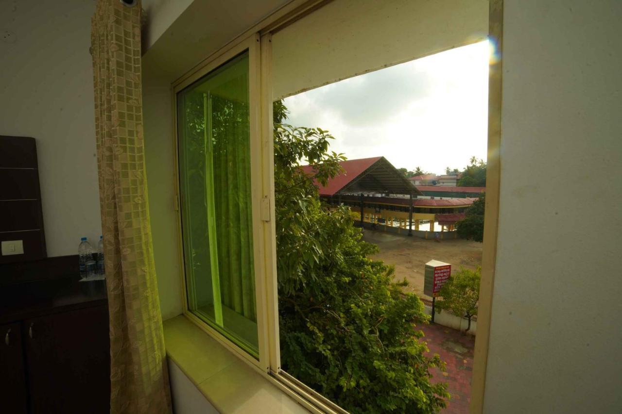 The Vyshakh Hotel Guruvayur Bagian luar foto
