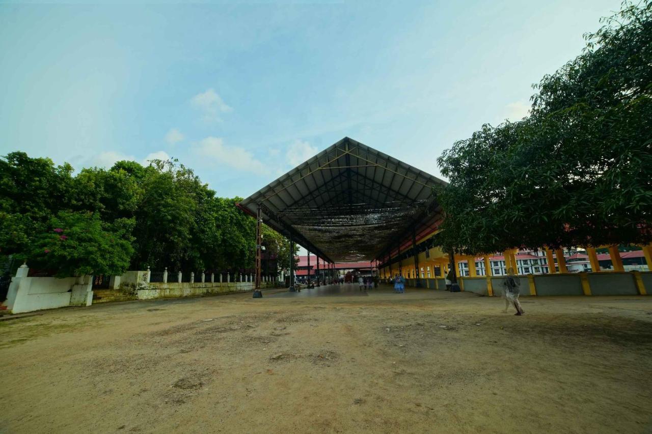 The Vyshakh Hotel Guruvayur Bagian luar foto