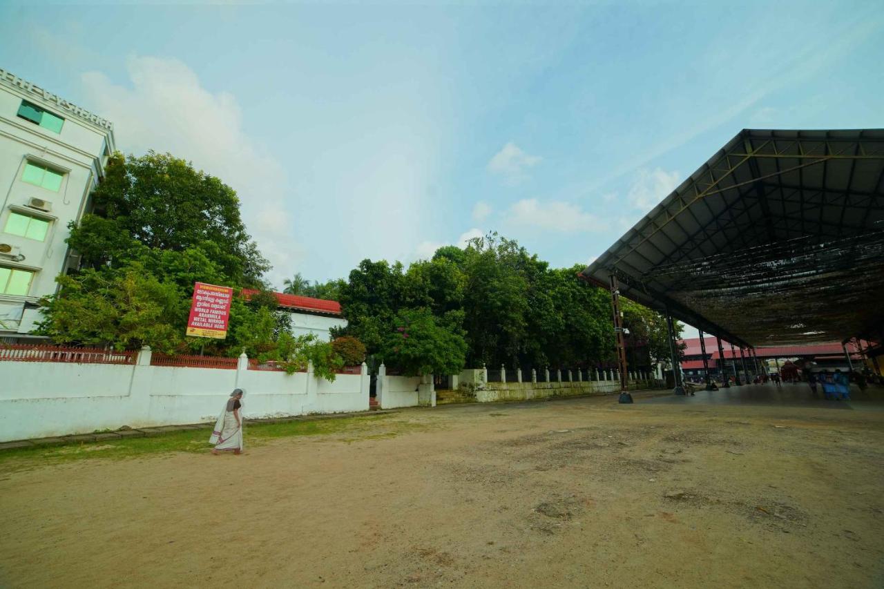 The Vyshakh Hotel Guruvayur Bagian luar foto